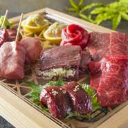 ホルモン焼肉のイメージをことごとく変える新しいホルモン焼肉の形と秘伝のタレで織りなす味，調理法と焼き方の新提案を「うしみつ　一門」でお楽しみください。