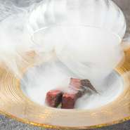 低音調理した赤身肉を
桜チップの薫りと共にお楽しみください。