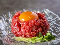 刺身取り扱い認定店だからこそ提供できる、厳選した山形牛モモ肉のユッケ。濃厚な卵黄を絡めて召し上がれ！