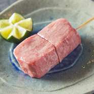 一本のタンからわずかしか取れないタン元を串で用意。 
厚切りな見た目からは想像できないほどの柔らかさがポイント！定番のレモンではなく、すだちで食べるのが一門スタイルだ。