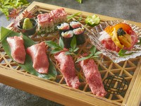 うしみつ一門オリジナルの
厳撰和牛炙り肉寿司盛り合わせをお楽しみ下さい。