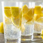氷の代わりに凍らせたレモンを丸々一個使用した新感覚レモンサワー。ストロングバージョンや中身だけお代わりができるスタイルなので好みの一杯をお楽しみください。