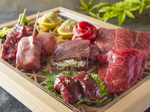 タン元串、ハラミ串、新鮮ホルモンと特選赤身肉の盛り合わせ