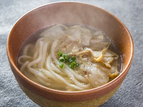 うしみつ一門式出汁薫るかすうどん