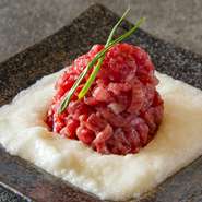 出汁が効いたとろろとユッケの相性は抜群！まずはそれぞれの味を、次に思いっきり絡めて頂くのがおすすめ。