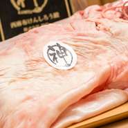 ホルモン取扱いの第一業者
芝浦市場の中にある老舗が厳選した
最高級のホルモン。
ホルモン業界初のブランド化を目指している
先代より受け継ぐ三代目で若きホルモン職人が
厳選した上質なホルモンです。