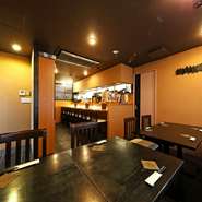 店内は木の温もりが感じられる落ち着いた雰囲気。日頃の喧騒から離れ、リラックスしながら食事ができます。「かけがえのない出会いに感謝し、今できる極上のおもてなしをする」という、店主の思いが込められた一軒。