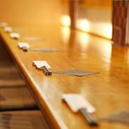 恋人と肩を並べて座れるカウンター席。しっとりと流れる時間が、二人の距離をそっと近づけてくれます。大切なパートナーとの結婚記念日や、特別な記念日などにおすすめ。忘れられない思い出が刻まれることでしょう。