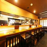 厳選されたお酒を傾けながら、美味しい和食料理を堪能する一人呑みの夜。充実した時間に、一日の疲れも癒されていきます。静かな時間を愉しむのも素敵ですが、カウンター越しに店主と会話を交わすのも面白いもの。