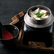 注文を受けてから一合ずつ丁寧に炊きあげる『釜飯』は、米の一粒一粒に魚のエキスが染みわたっています。季節の旬の魚介でメニューが変わることも…。お持ち帰りもできるので、お土産にもぴったり。