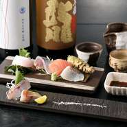 新鮮な魚は、『刺身盛り合わせ』で味わいたいもの。心地よい食感と豊かな風味がたまりません。添えられた塩とすだちが、魚の旨みをさらに際立てています。最後は、自家製土佐醤油とおろしたて本わさびでどうぞ。