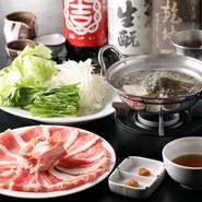 お店自慢の料理が並ぶ『豚しゃぶコース』は、ボリューム感のある満腹コース。上質な黒豚を、自家製出汁でたっぷりと味わうことができます。熱々のお鍋を味わった後の〆は、『大葉のシャーベット』であっさりと。