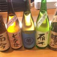 料理と共に味わいたいお酒は、日本酒、焼酎、ワインと豊富な品揃え。銘柄に迷った時は、利き酒師の資格を持つスタッフに相談してみてください。料理とお酒のマッチングについてアドバイスしてくれます。