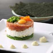 土佐醤油のジュレと、爽やかな辛みのわさびマヨネーズがアクセント。香り蓋かな海苔に巻いて。