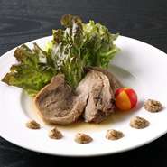 昆布出汁・酒・香味野菜と共に、6時間じっくり蒸し上げ旨みを深めました。香り豊かな、ニンニクペッパーソースでどうぞ。