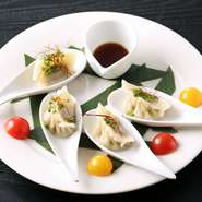 鴨とネギを餃子の皮で包み、旨みを閉じ込めました。つるっとした心地よい食感と共に、鴨とネギの絶妙な相性を堪能していただけます。