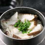 旬の食材をつかい、注文を受けてからじっくりと炊き上げる釜飯。食材から出る出汁で炊いているので、米の一粒一粒が立ち、芯までしっかりと味が染みわたっています。その時期ならではの味覚を満喫できる至福の逸品。