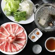 つけダレには、3種の削り節と昆布をじっくりと寝かせて取り出した、当店自慢の出汁をつかっています。薄口醤油で深みのある味わいに仕上げ。上質な黒豚を特製出汁にくぐらせ、溢れ出る旨みを満喫してください。