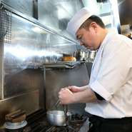 お客様や食材との出会いに、積み重ねてきた経験と確かな技をふるい、感性からつくり上げる料理との出会い。全てに感謝をし、調理場に立っています。料理に出会ったお客様の幸福な笑顔。それこそが、私の喜びです。