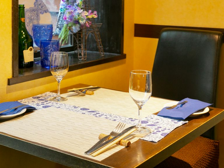 ゆったりと会話を楽しみながらワインを楽しむ、フレンチデート