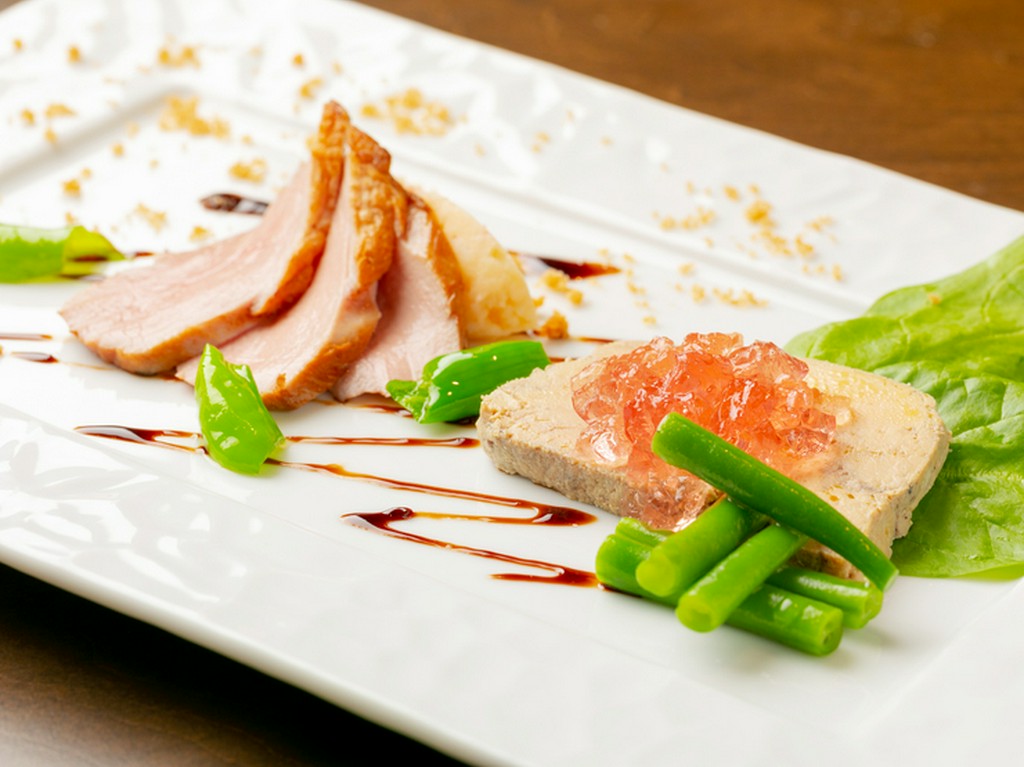 鴨胸肉のスモーク　フォアグラテリーヌと供に
