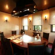 ヨーロッパの邸宅のような荘厳たるムードの店内には、独立した完全個室が2室。10名用と8名用があり、店の端と端に配されているため、静かな環境でゆったりと食事を楽しむことができます。