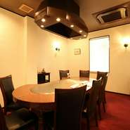 お子様のお祝い事や、祖父母の長寿のお祝いにぴったりな、プレミアム感溢れる空間。『お子様ステーキ』も用意されており、三世代揃っての会食にうってつけです。