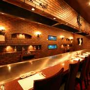 姫路駅から少し離れた国道2号線沿いに建つ、高級感溢れる大人の隠れ家。予約時に記念日利用であることを伝えておくと、嬉しいサプライズサービスも受けられます。