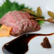 A4の6以上およびA5のお肉使用した神戸ビーフを味わい尽くせる魅惑のコース。ロース肉が基本ですが、プラス料金でヘレ肉に変更可能です。口の中でとろける食感がたまりません。