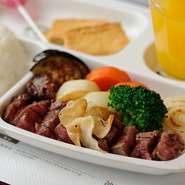 国産牛のヘレステーキを使った、ちょっと贅沢なお子様用ステーキ。小さなころから本物の味を、という料理長の思いが込められた一品です。脂が少なく、肉の味がする柔らかいお肉にお子様も大喜び。