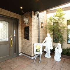 重厚感のあるエントランスに高まる、美食への期待