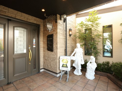 重厚感のあるエントランスに高まる、美食への期待