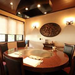 ゆったりと食事を愉しめる、一番奥のテーブル席