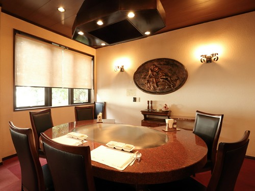 ゆったりと食事を愉しめる、一番奥のテーブル席