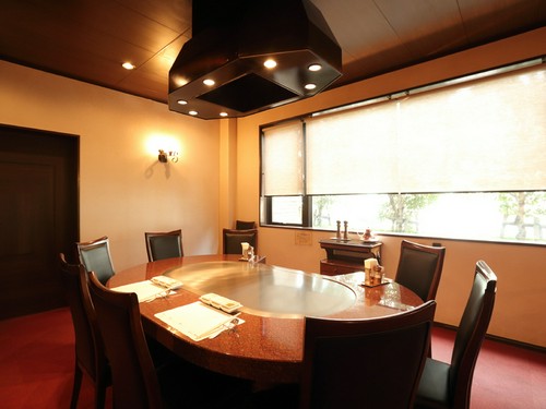 接待にも喜ばれる、趣きある楕円テーブル