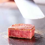 取り扱うお肉は、神戸ビーフの品評会で受賞したお肉も。A4の6以上、A5ランクの極上肉を、鉄板焼きなどいろいろな調理法で味わうことができます。好みで選べる3種類のたれも絶品。