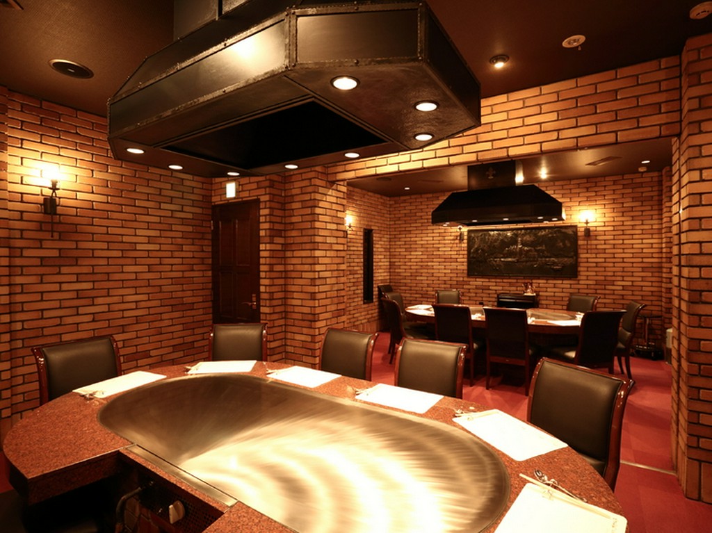 人数に合わせて利用できる、重厚な個室が2部屋