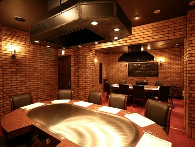 人数に合わせて利用できる、重厚な個室が2部屋