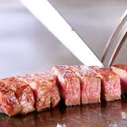 A4の6以上、A5ランクのお肉で、神戸ビーフの品評会で受賞したお肉も味わえます。熟練したシェフが肉の厚み、脂の量、霜降りの入り方など肉の状態を見て、それぞれのお肉に合った方法で絶妙にグリル。