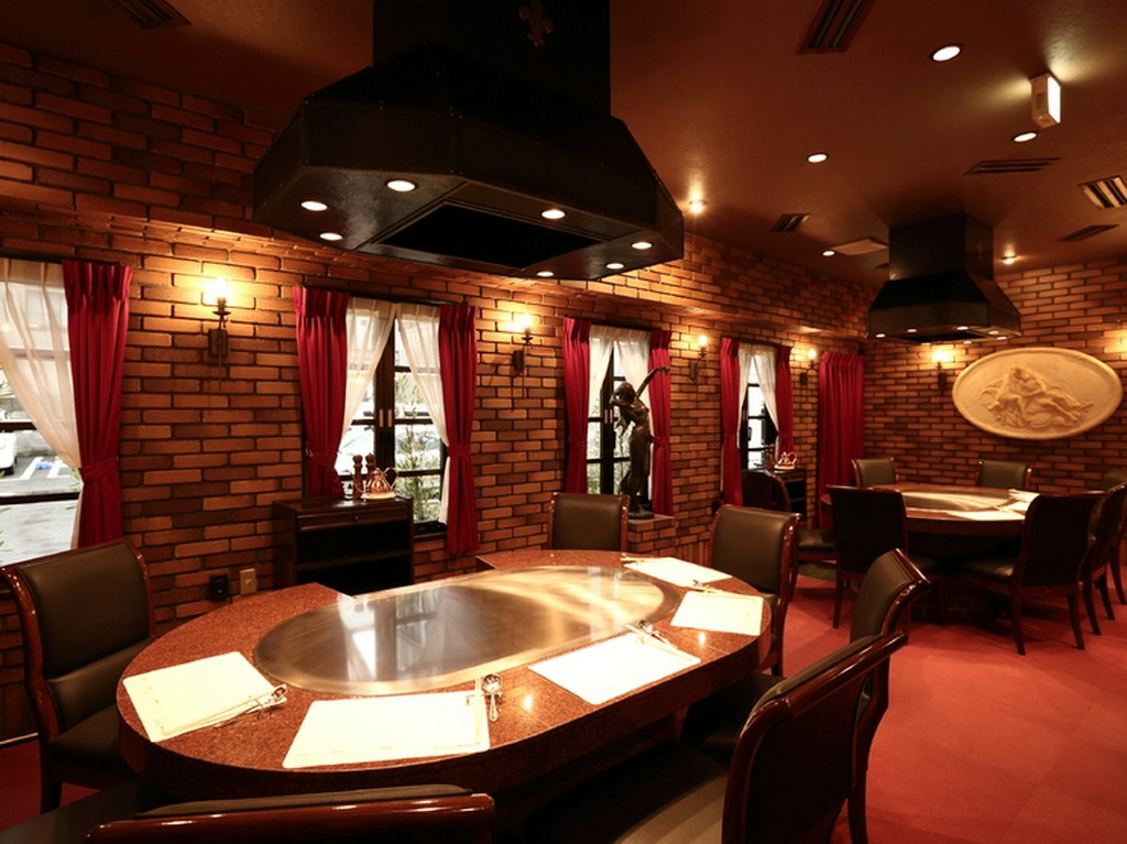 目の前の鉄板で、神戸牛や鮑を香ばしくグリル