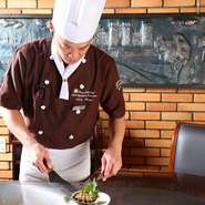 味はもちろん、雰囲気も大事。楽しい時間を過ごしていただけるよう常にお客様目線で考えるようにしています。カウンターにお掛けいただいた方には、ご要望を伺ってお焼きしますので、遠慮なくおっしゃってください。