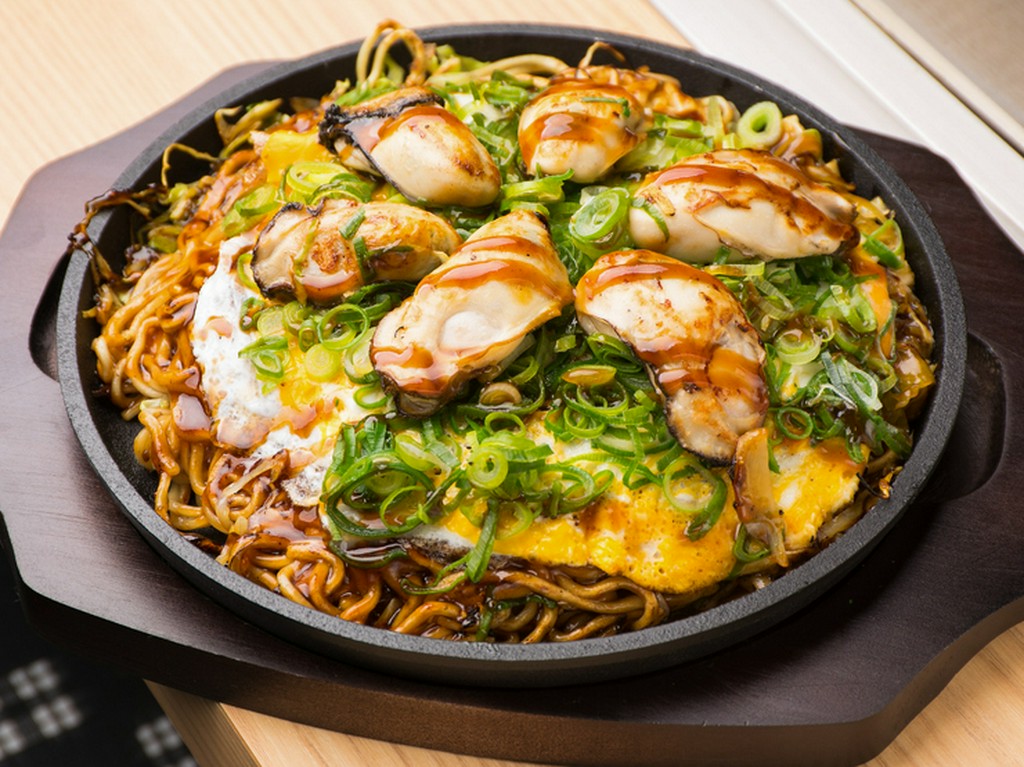 プリプリとしたカキの食感がたまらない『カキ・肉・玉子（そばorうどん）』
