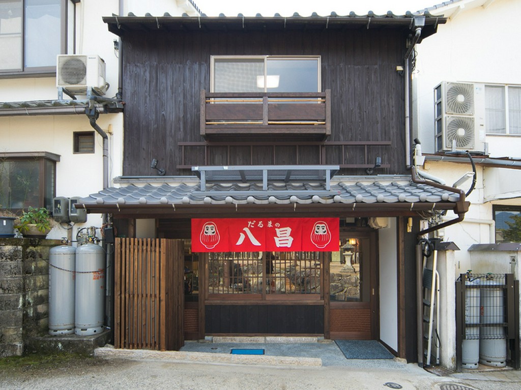 厳島神社から歩いてすぐ。風情ある佇まいのお好み焼屋