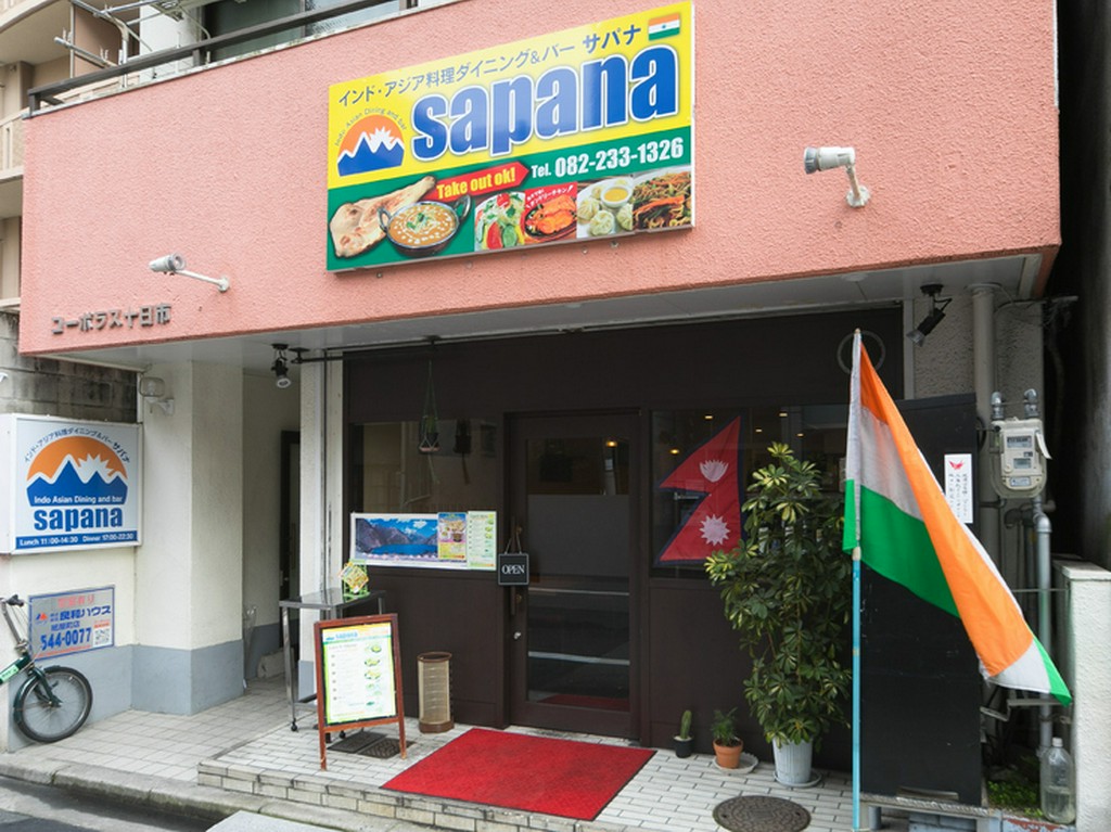 店名の看板とインドの国旗が目印です