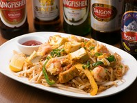 エビと野菜とハーブのタイ風焼きそば