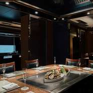 7人まで利用できる個室は2部屋完備。部屋同士をつなげてひとつの大部屋としての利用も可能。お客さまごとの利用シーンに合わせたサービスが魅力的です。