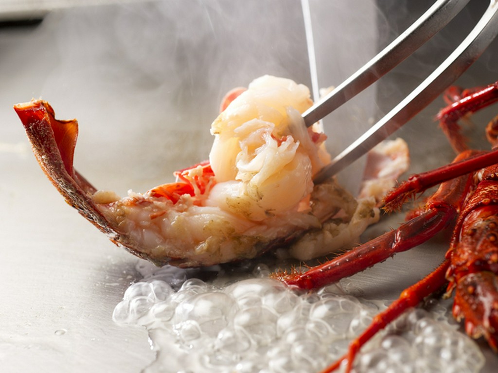 ライブ感とともにいただく『活 オマール海老』