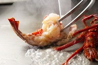 活きの良いオマール海老を特製の調味料で味付けし、鉄板焼で焼き上げたシンプルな逸品。ライブ感と共にいただきたいお料理です。