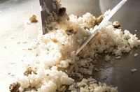 煮切りにんにく醤油とともにパラパラに炒めたお米。当店人気メニューの一つです。
※コースをご注文の方は1,012円でガーリックライスへ変更できます。