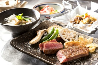 ステーキに加え魚料理やスープも付いた贅沢なランチです。